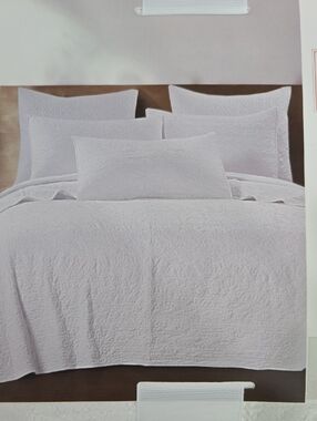 $250 Retail King Quilt Set with 2 Shams in White